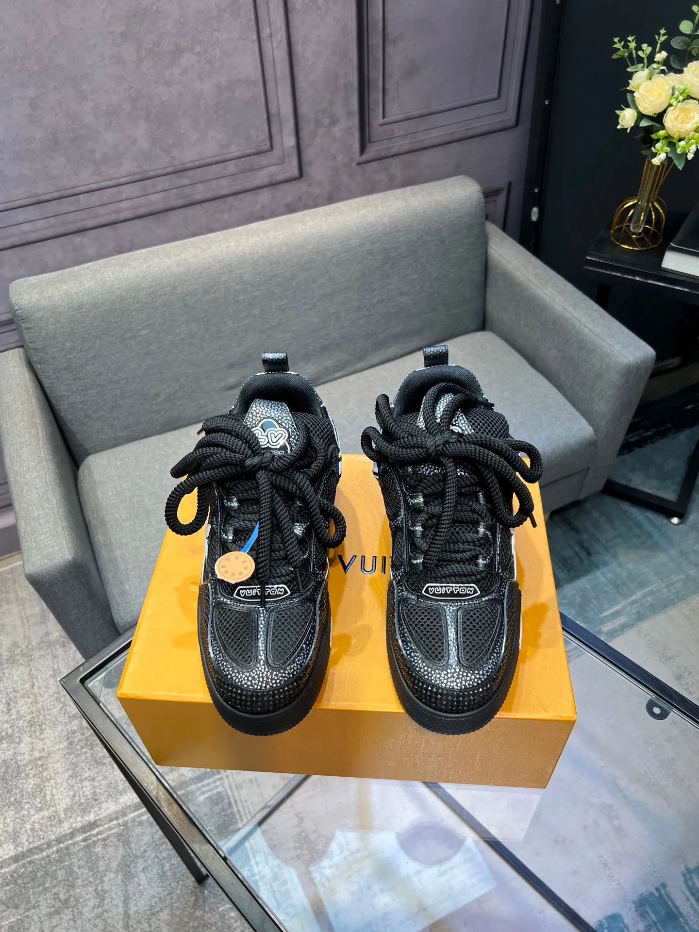 Men's men's shoes💰800 LV top version Jigglypuff new model Purchasing quality LV~Louis Vuitton LV TRAINER's best-looking sneakers, Donkey Brand strongly recommends new products, official website limited edition retro basketball sneakers! Both high-top and low-top models spent money to purchase 1:1 accurate reproductions of the originals. The details are invincible and full of sincerity. The imported custom-made original cowhide leather is the same as the original package. The details are 100% restored. The private model customizes the original one-piece TPU outsole. It is different from other brands. Without the original version, this effect cannot be achieved!                Men's and women's models 35-40 39-45 (46 is custom-made and cannot be returned or exchanged)